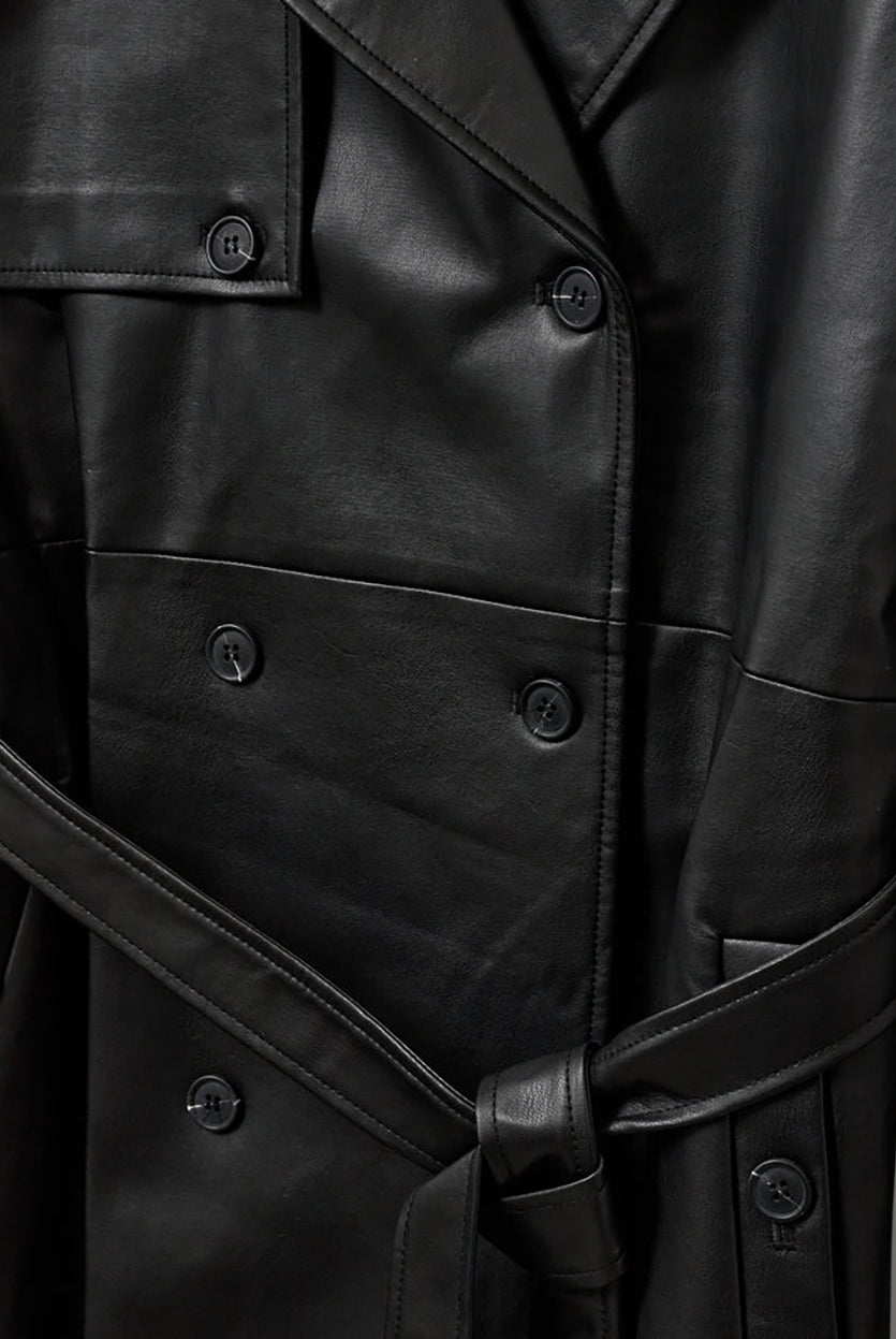 Długi, elegancki, dwurzędowy płaszcz Brooklyn Trench Black z klasycznymi detalami, wiązany w talii za pomocą wyciąganego, szerokiego paska. Posiada kołnierzyk, pagony na ramionach i luźne rękawy. Z tyłu u dołu ma rozcięcie. Płaszcz posiada dwie, boczne kieszenie. Jest zapinany na guziki. Wykończony w matowym, czarnym kolorze.