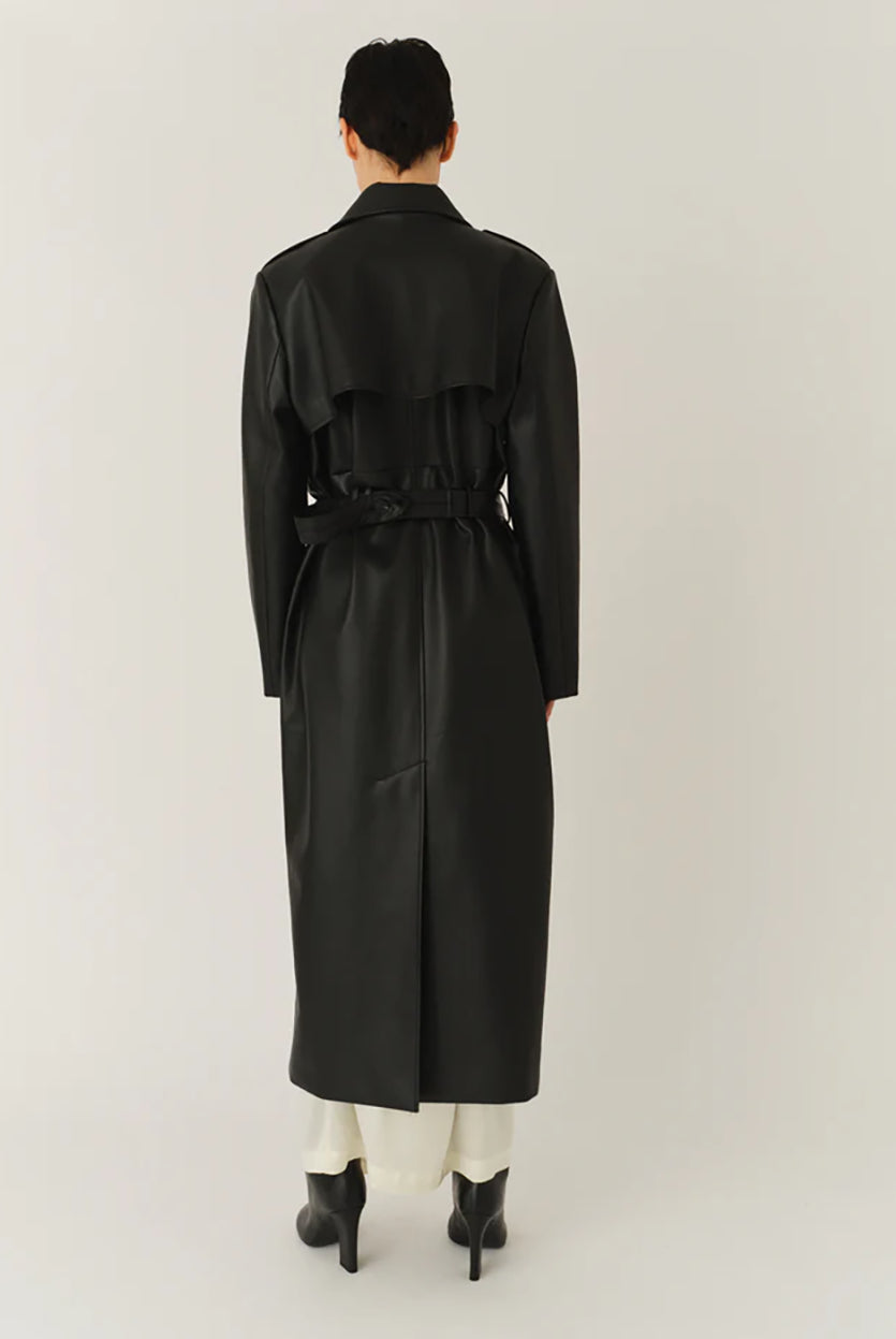 Długi, elegancki, dwurzędowy płaszcz Brooklyn Trench Black z klasycznymi detalami, wiązany w talii za pomocą wyciąganego, szerokiego paska. Posiada kołnierzyk, pagony na ramionach i luźne rękawy. Z tyłu u dołu ma rozcięcie. Płaszcz posiada dwie, boczne kieszenie. Jest zapinany na guziki. Wykończony w matowym, czarnym kolorze.