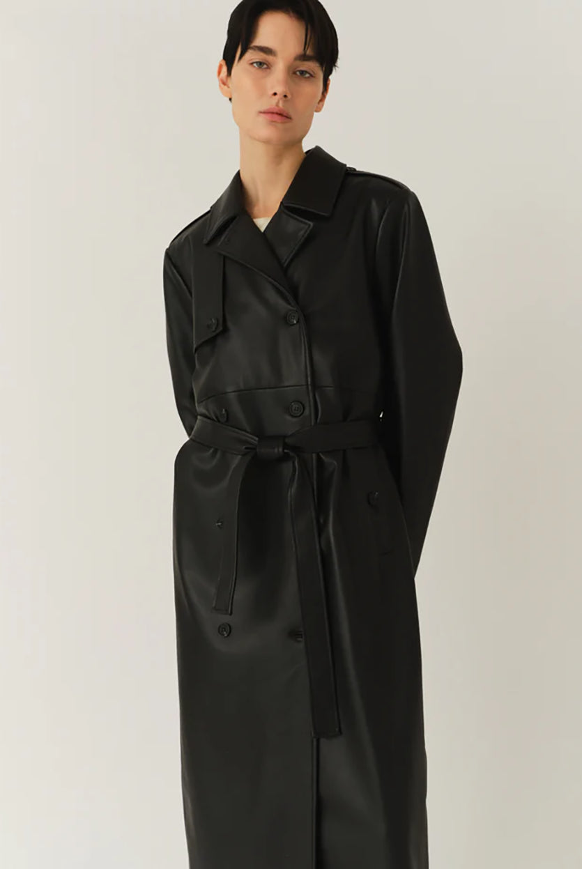 Długi, elegancki, dwurzędowy płaszcz Brooklyn Trench Black z klasycznymi detalami, wiązany w talii za pomocą wyciąganego, szerokiego paska. Posiada kołnierzyk, pagony na ramionach i luźne rękawy. Z tyłu u dołu ma rozcięcie. Płaszcz posiada dwie, boczne kieszenie. Jest zapinany na guziki. Wykończony w matowym, czarnym kolorze.