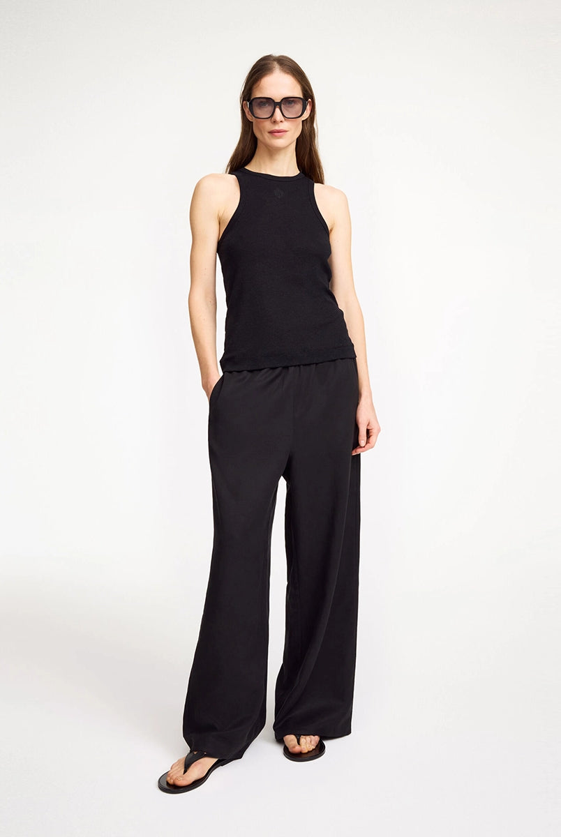 Minimalistyczne, zwiewne spodnie Cabello By Malene Birger z szeroką, prostą nogawką. Posiadają wysoki stan i dwie, boczne kieszenie. Wykonane z lekkiej i przewiewnej tkaniny z lnem.