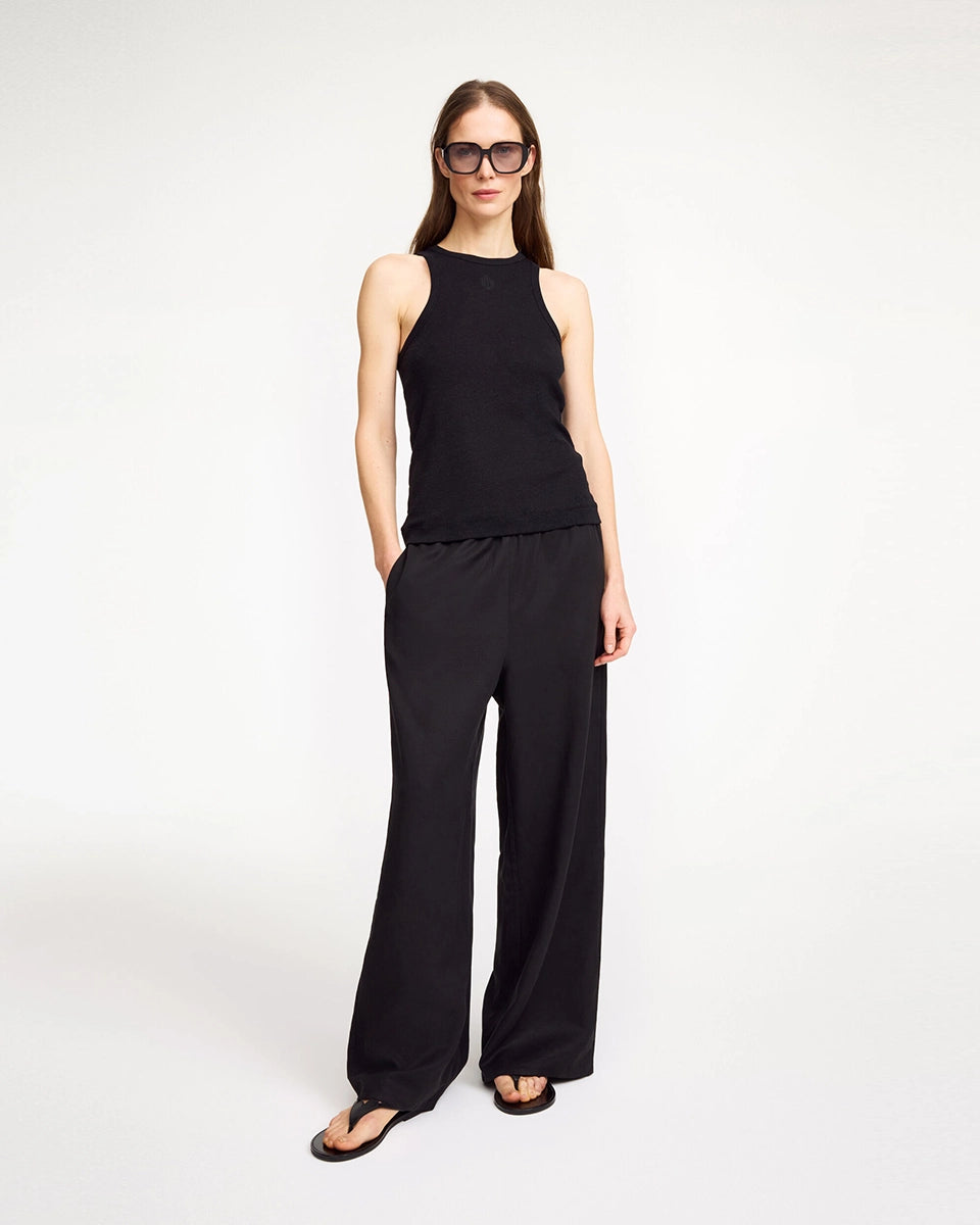 Minimalistyczne, zwiewne spodnie Cabello By Malene Birger z szeroką, prostą nogawką. Posiadają wysoki stan i dwie, boczne kieszenie. Wykonane z lekkiej i przewiewnej tkaniny z lnem.