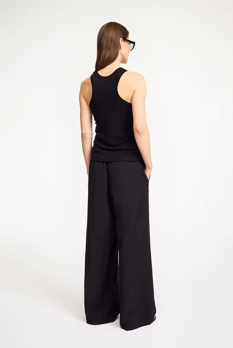 Minimalistyczne, zwiewne spodnie Cabello By Malene Birger z szeroką, prostą nogawką. Posiadają wysoki stan i dwie, boczne kieszenie. Wykonane z lekkiej i przewiewnej tkaniny z lnem.