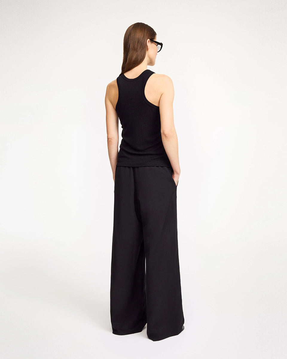 Minimalistyczne, zwiewne spodnie Cabello By Malene Birger z szeroką, prostą nogawką. Posiadają wysoki stan i dwie, boczne kieszenie. Wykonane z lekkiej i przewiewnej tkaniny z lnem.