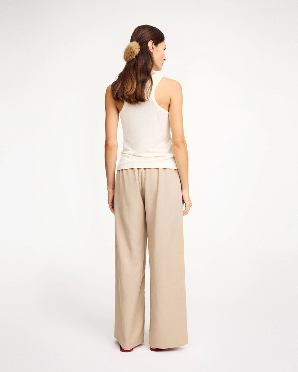 Minimalistyczne, zwiewne spodnie Cabello By Malene Birger z szeroką, prostą nogawką. Posiadają wysoki stan i dwie, boczne kieszenie. Wykonane z lekkiej i przewiewnej tkaniny z lnem.