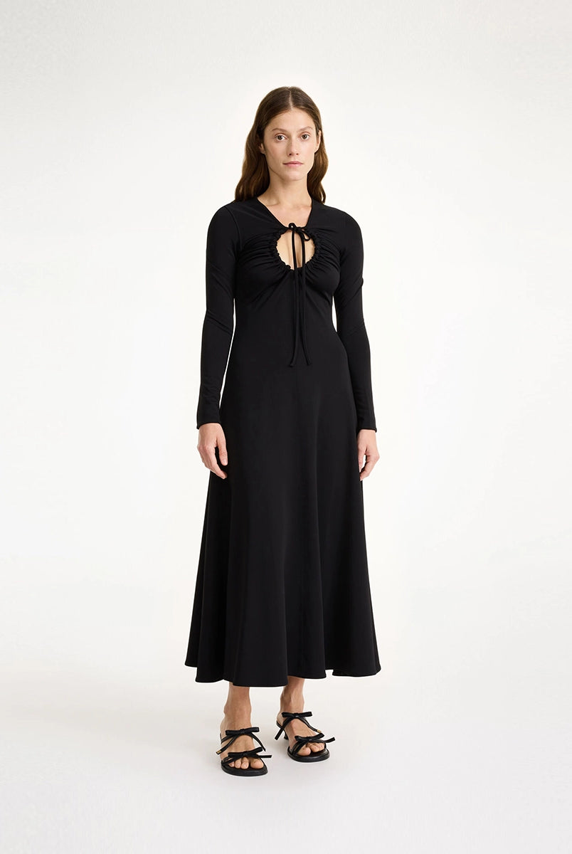 Elegancka, wieczorowa, czarna sukienka maxi Deija By Malene Birger z wąskimi, długimi rękawami i efektownym, wyciętym dekoltem z wiązaniem