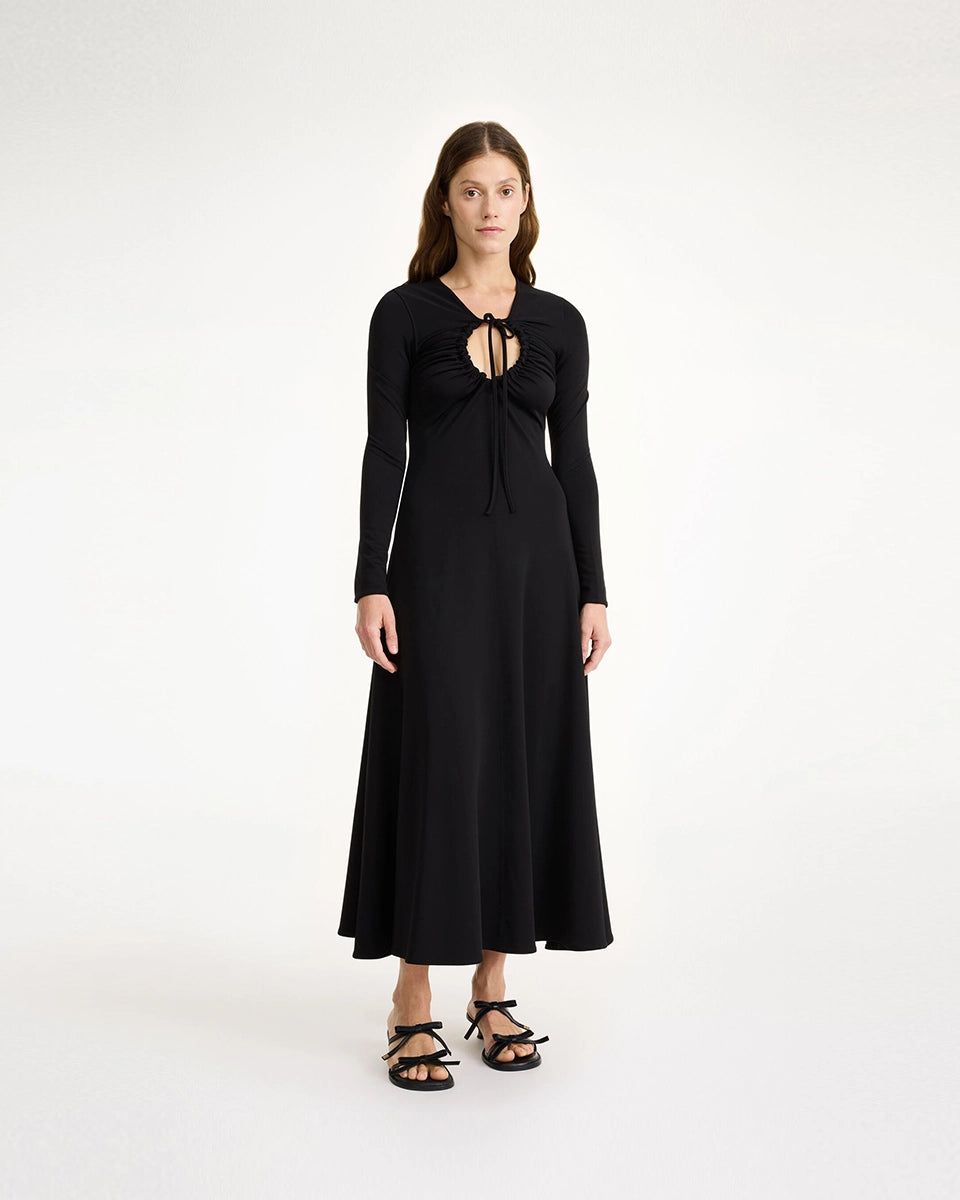 Elegancka, wieczorowa, czarna sukienka maxi Deija By Malene Birger z wąskimi, długimi rękawami i efektownym, wyciętym dekoltem z wiązaniem