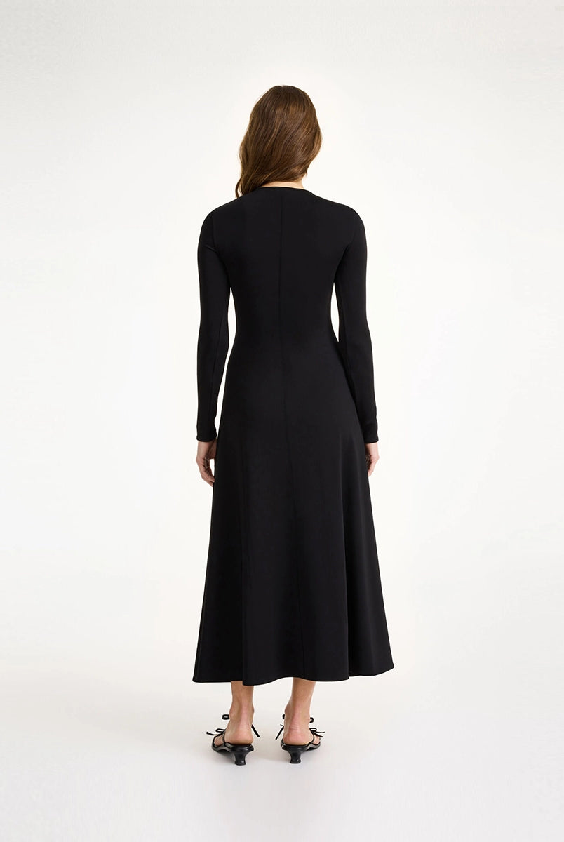 Elegancka, wieczorowa, czarna sukienka maxi Deija By Malene Birger z wąskimi, długimi rękawami i efektownym, wyciętym dekoltem z wiązaniem