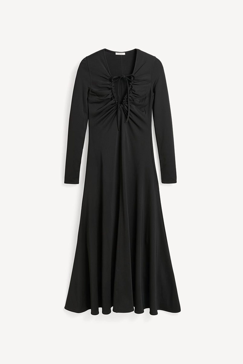 Elegancka, wieczorowa, czarna sukienka maxi Deija By Malene Birger z wąskimi, długimi rękawami i efektownym, wyciętym dekoltem z wiązaniem
