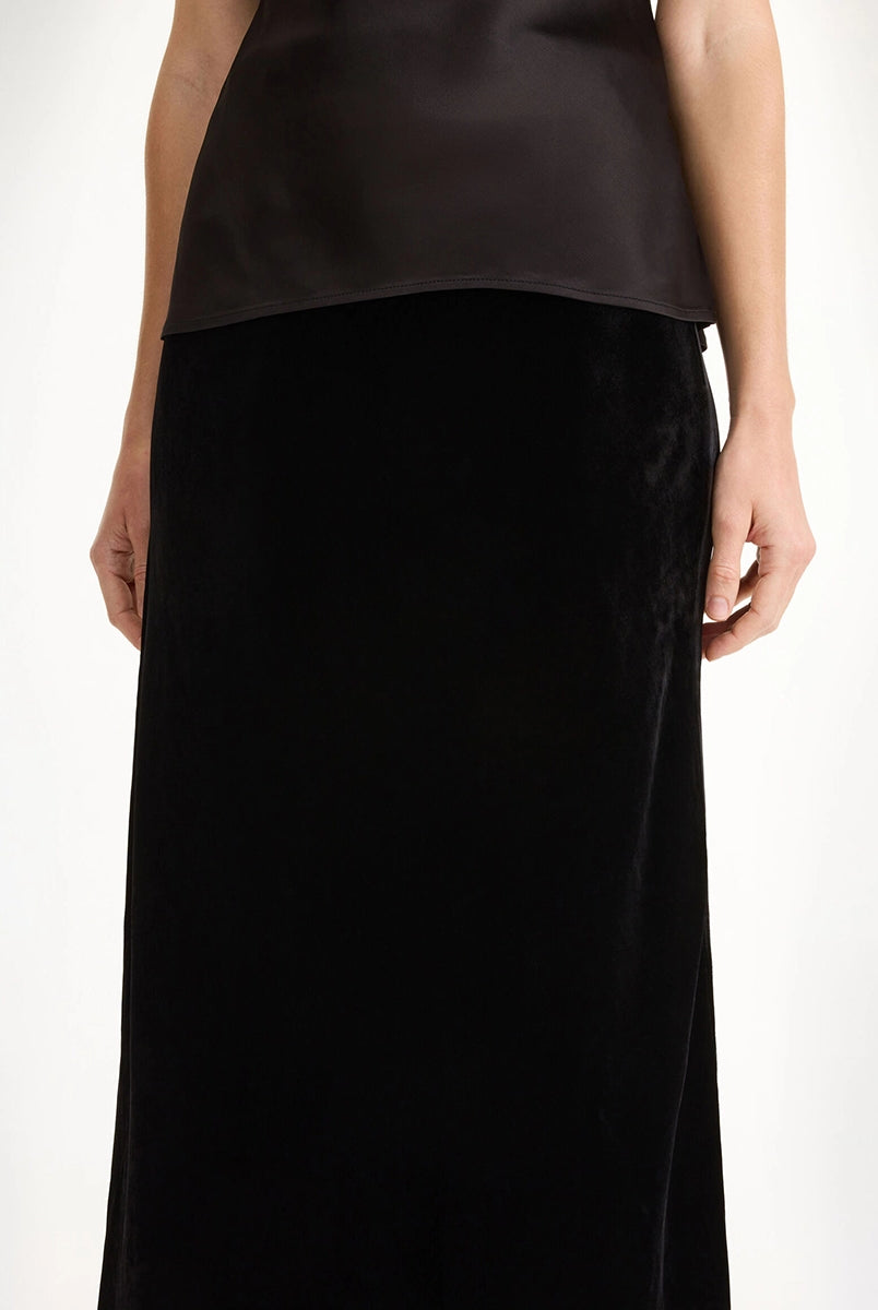 Elegancki, czarny top w bieliźnianym stylu Lebba By Malene Birger na cienkich, regulowanych ramiączkach.