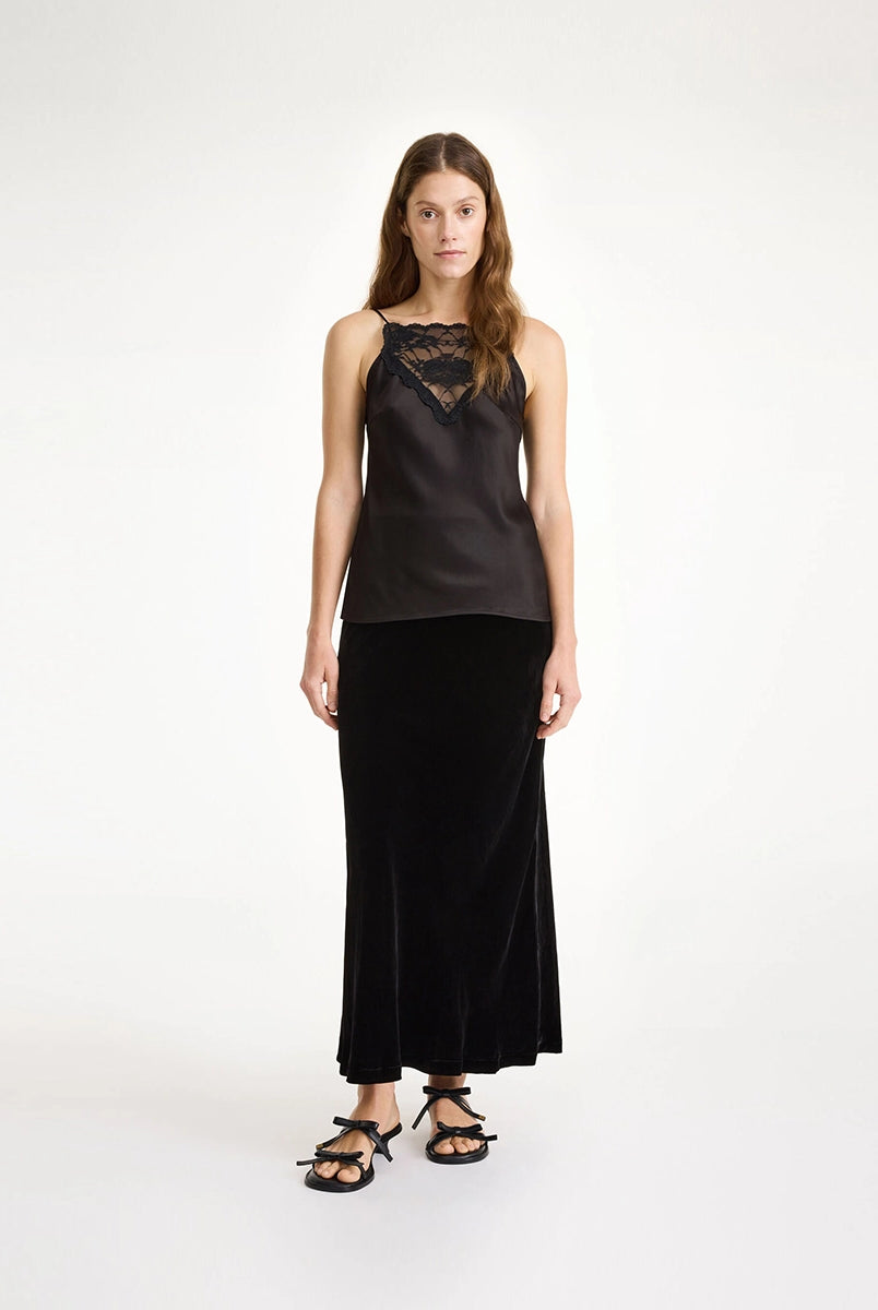Elegancki, czarny top w bieliźnianym stylu Lebba By Malene Birger na cienkich, regulowanych ramiączkach.