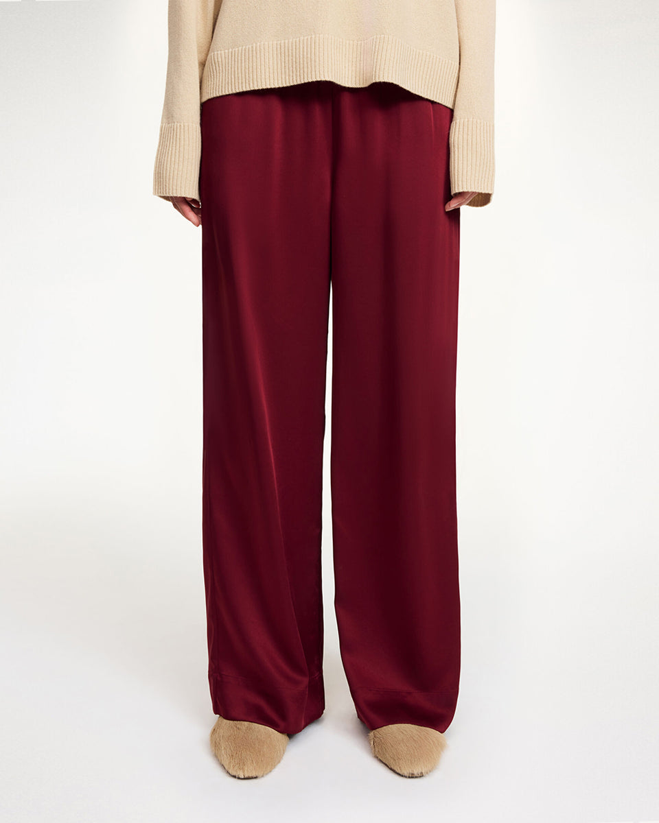 Minimalistyczne, zwiewne spodnie Cabello By Malene Birger z szeroką, prostą nogawką. Posiadają wysoki stan i dwie, boczne kieszenie. Wykonane z lekkiej i przewiewnej tkaniny z lnem. Idealne do obcasów i ulubionego swetra.
-Wysoki stan
-Luźny fason
-Prosta, szeroka nogawka
-Zamów spodnie w swoim normalnym rozmiarze