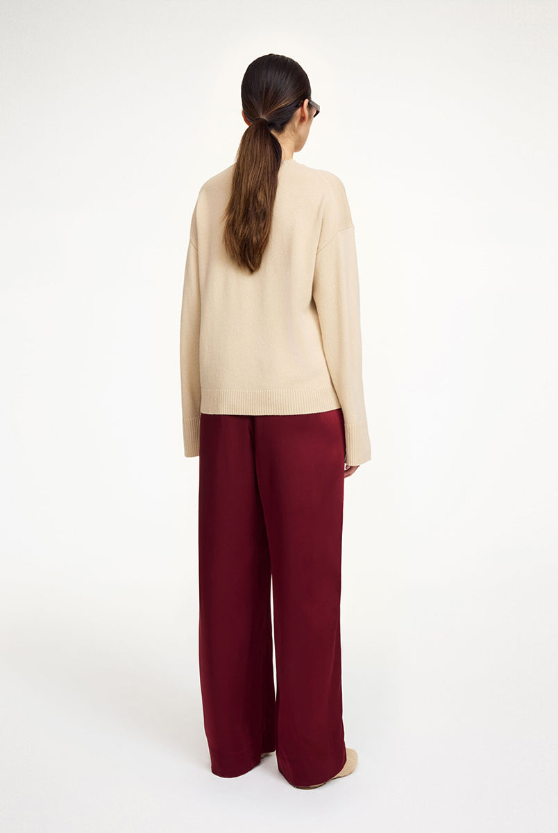 Minimalistyczne, zwiewne spodnie Cabello By Malene Birger z szeroką, prostą nogawką. Posiadają wysoki stan i dwie, boczne kieszenie. Wykonane z lekkiej i przewiewnej tkaniny z lnem. Idealne do obcasów i ulubionego swetra.
-Wysoki stan
-Luźny fason
-Prosta, szeroka nogawka
-Zamów spodnie w swoim normalnym rozmiarze