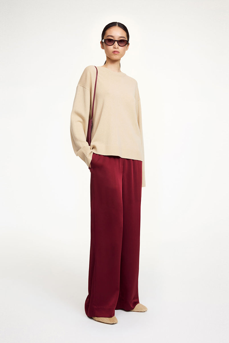 Minimalistyczne, zwiewne spodnie Cabello By Malene Birger z szeroką, prostą nogawką. Posiadają wysoki stan i dwie, boczne kieszenie. Wykonane z lekkiej i przewiewnej tkaniny z lnem. Idealne do obcasów i ulubionego swetra.
-Wysoki stan
-Luźny fason
-Prosta, szeroka nogawka
-Zamów spodnie w swoim normalnym rozmiarze