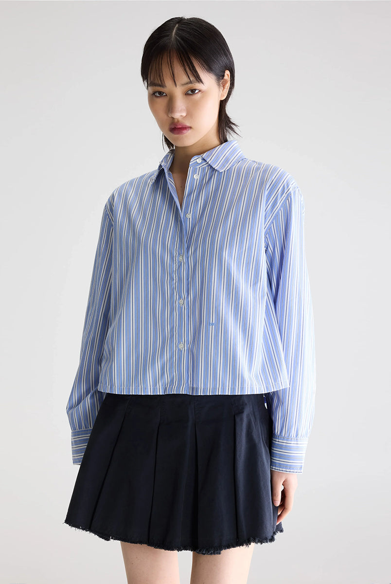 Luźna, krótka koszula Capri Stripe A marki BELLEROSE w niebieskie paski. Posiada klasyczny kołnierzyk oraz długie rękawy zakończone mankietami zapinanymi na guzik. Wykonana w 100% z bawełny. Z przodu przy guzikach ma wyhaftowane małe logo marki. Zapinana na guziki. Ma lekko skrócony fason.
-Zamów koszulę w swoim standardowym rozmiarze