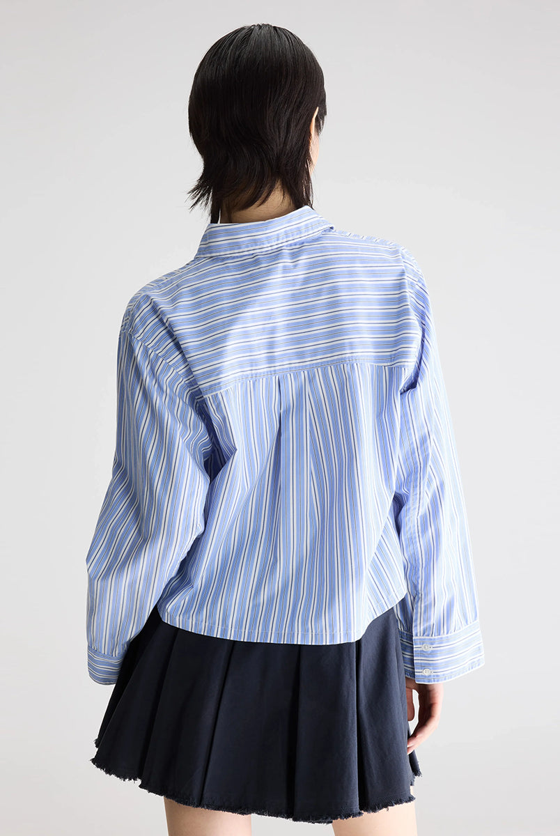 Luźna, krótka koszula Capri Stripe A marki BELLEROSE w niebieskie paski. Posiada klasyczny kołnierzyk oraz długie rękawy zakończone mankietami zapinanymi na guzik. Wykonana w 100% z bawełny. Z przodu przy guzikach ma wyhaftowane małe logo marki. Zapinana na guziki. Ma lekko skrócony fason.
-Zamów koszulę w swoim standardowym rozmiarze