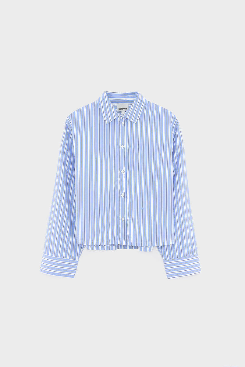 Luźna, krótka koszula Capri Stripe A marki BELLEROSE w niebieskie paski. Posiada klasyczny kołnierzyk oraz długie rękawy zakończone mankietami zapinanymi na guzik. Wykonana w 100% z bawełny. Z przodu przy guzikach ma wyhaftowane małe logo marki. Zapinana na guziki. Ma lekko skrócony fason.
-Zamów koszulę w swoim standardowym rozmiarze