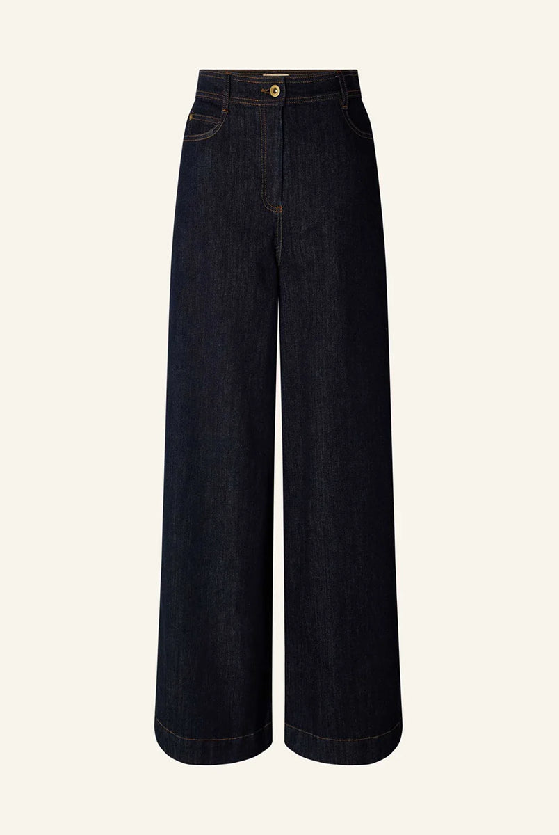 Ciemne Jeansy Captain Denim Rince z wysokim stanem i szerokimi nogawkami wykonane z denimu stonewash. Zapinane na guzik i kryty zamek błyskawiczny. Mają kieszenie z przodu oraz z tyłu i wytłoczoną, skórzaną naszywkę z logo marki.
