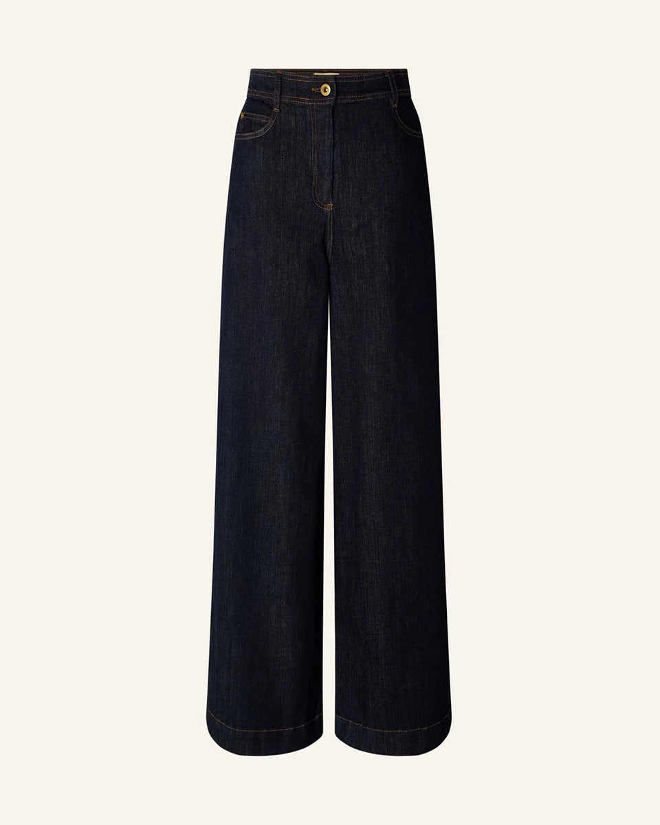 Ciemne Jeansy Captain Denim Rince z wysokim stanem i szerokimi nogawkami wykonane z denimu stonewash. Zapinane na guzik i kryty zamek błyskawiczny. Mają kieszenie z przodu oraz z tyłu i wytłoczoną, skórzaną naszywkę z logo marki.