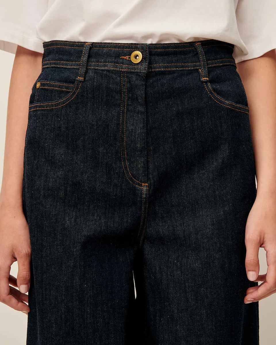 Ciemne Jeansy Captain Denim Rince z wysokim stanem i szerokimi nogawkami wykonane z denimu stonewash. Zapinane na guzik i kryty zamek błyskawiczny. Mają kieszenie z przodu oraz z tyłu i wytłoczoną, skórzaną naszywkę z logo marki.