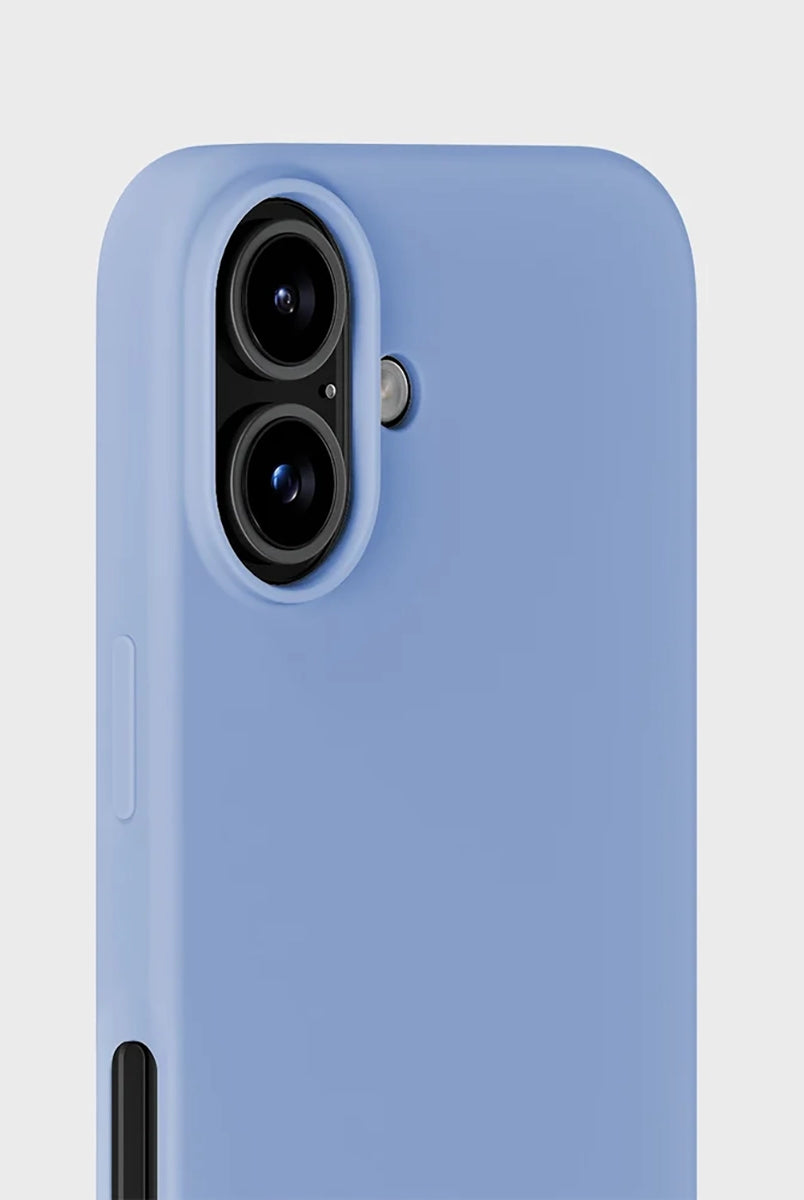 Silikonowe etui Pink chroni i odświeża Twój telefon dzięki miękkiej i elastycznej powierzchni. Charakteryzuje się minimalistycznym designem i komfortowym wykończeniem, które zakrywa przyciski głośności i krawędzie. Wykonane jest w 100% z poliwęglanu z recyklingu z certyfikatem GRS.
Produkt wegański.