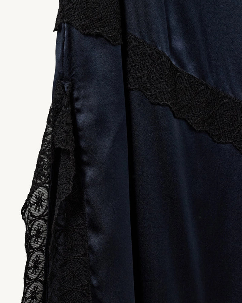 Elegancka, lejąca sukienka maxi na cienkich, regulowanych ramiączkach Cata Lace The Garment wykończona zmysłową koronką. Posiada prosty dekolt i głębokie wycięcie na plecach. Z przodu dekorowana asymetryczną koronką. Sukienka ma boczne rozcięcie oraz długość do kostek. Z tyłu delikatnie drapowana. Wykonana z jedwabnej, śliskiej tkaniny.