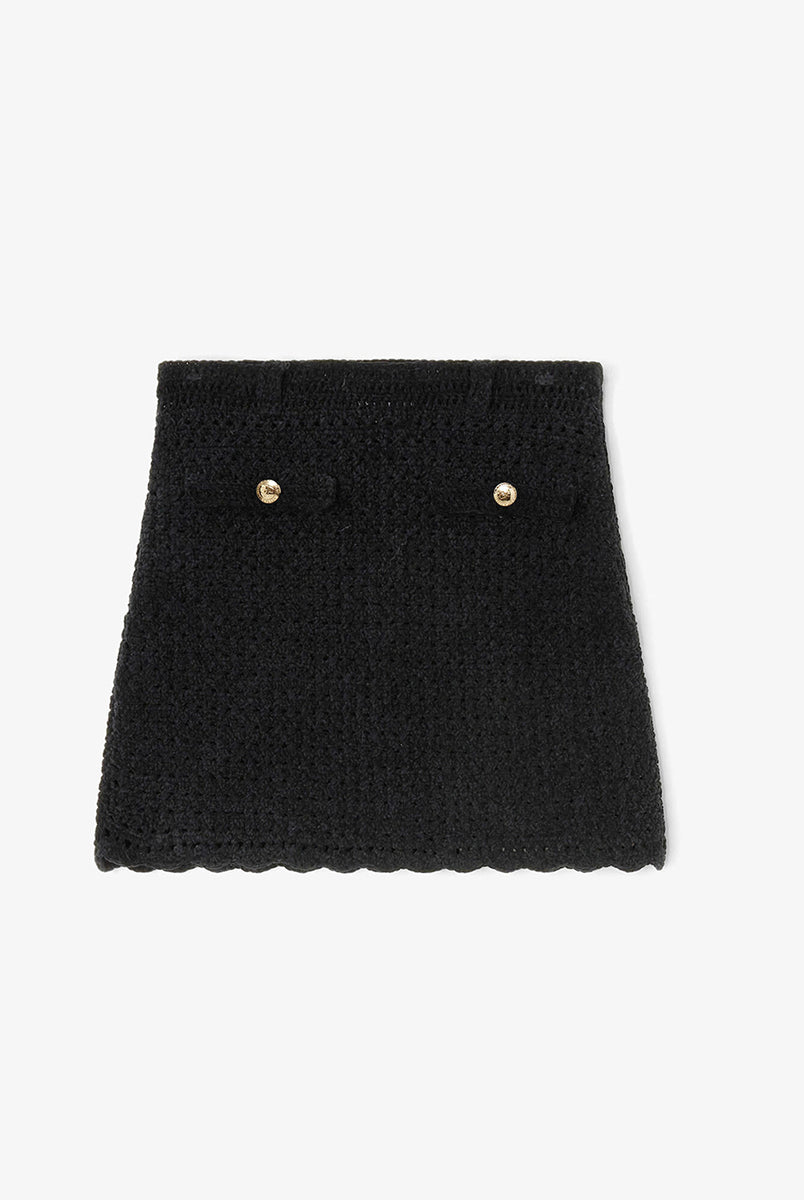 Lekko trapezowa, mini spódnica Chenille Crochet Black marki GANNI z dzianiny z bawełny organicznej o szydełkowym splocie. Zapinana na zamek błyskawiczny. Posiada dwie naszywane kieszenie z patkami, ozdobione złotymi guzikami. U dołu wykończona delikatną falbanką.
-Trapezowy krój
-Ozdobne guziki
-Szydełkowy splot
-Zamów spódnicę w rozmiarze, który nosisz zazwyczaj