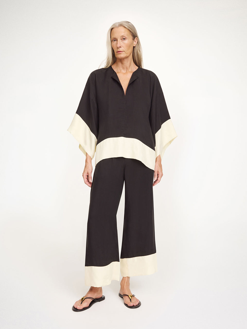 Elegancka, luźna bluzka Cicie Black White By Malene Birger o kwadratowym kroju, z głębokim dekoltem z zapięciem i szerokimi, krótkimi rękawami. Zapinana na haftkę i zatrzask. Wykonana z przewiewnej i gładkiej mieszanki cupro. Bluzka będzie idealną częścią stylizacji na eleganckie, wieczorne wyjścia.
-Luźny, kwadratowy krój
-Głęboki dekolt z zapięciem
-Zamów bluzkę w swoim standardowym rozmiarze