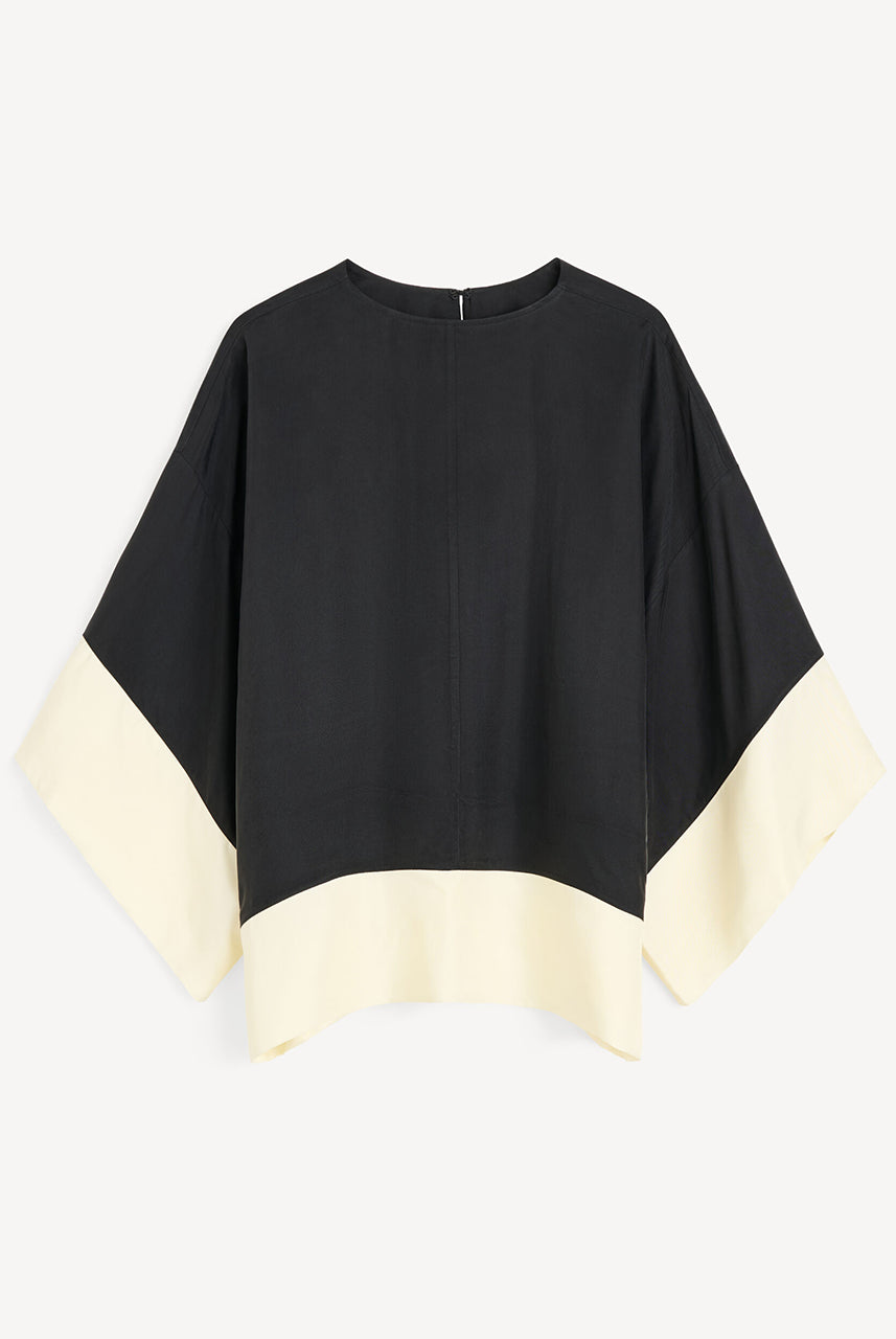 Elegancka, luźna bluzka Cicie Black White By Malene Birger o kwadratowym kroju, z głębokim dekoltem z zapięciem i szerokimi, krótkimi rękawami. Zapinana na haftkę i zatrzask. Wykonana z przewiewnej i gładkiej mieszanki cupro. Bluzka będzie idealną częścią stylizacji na eleganckie, wieczorne wyjścia.
-Luźny, kwadratowy krój
-Głęboki dekolt z zapięciem
-Zamów bluzkę w swoim standardowym rozmiarze