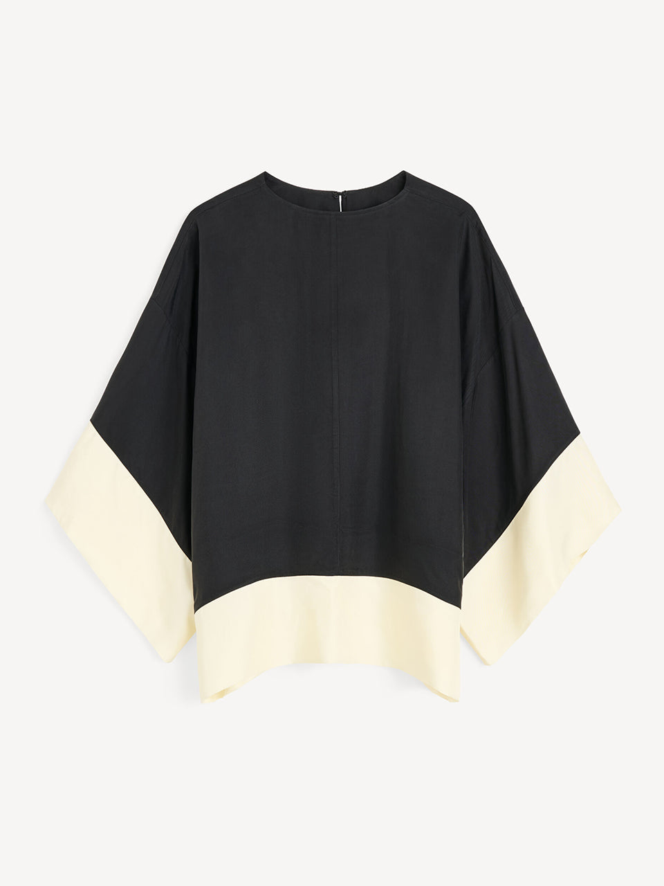 Elegancka, luźna bluzka Cicie Black White By Malene Birger o kwadratowym kroju, z głębokim dekoltem z zapięciem i szerokimi, krótkimi rękawami. Zapinana na haftkę i zatrzask. Wykonana z przewiewnej i gładkiej mieszanki cupro. Bluzka będzie idealną częścią stylizacji na eleganckie, wieczorne wyjścia.
-Luźny, kwadratowy krój
-Głęboki dekolt z zapięciem
-Zamów bluzkę w swoim standardowym rozmiarze