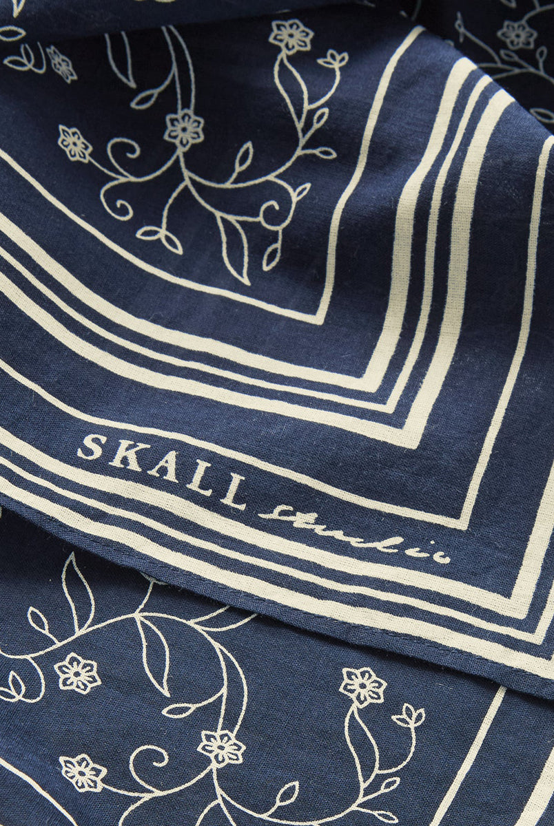 Klasyczna apaszka Skall Classic z cienkiej bawełny organicznej w drobny, roślinny print.
