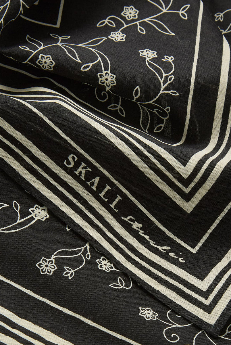 Klasyczna apaszka Skall Classic z cienkiej bawełny organicznej w drobny, roślinny print.
