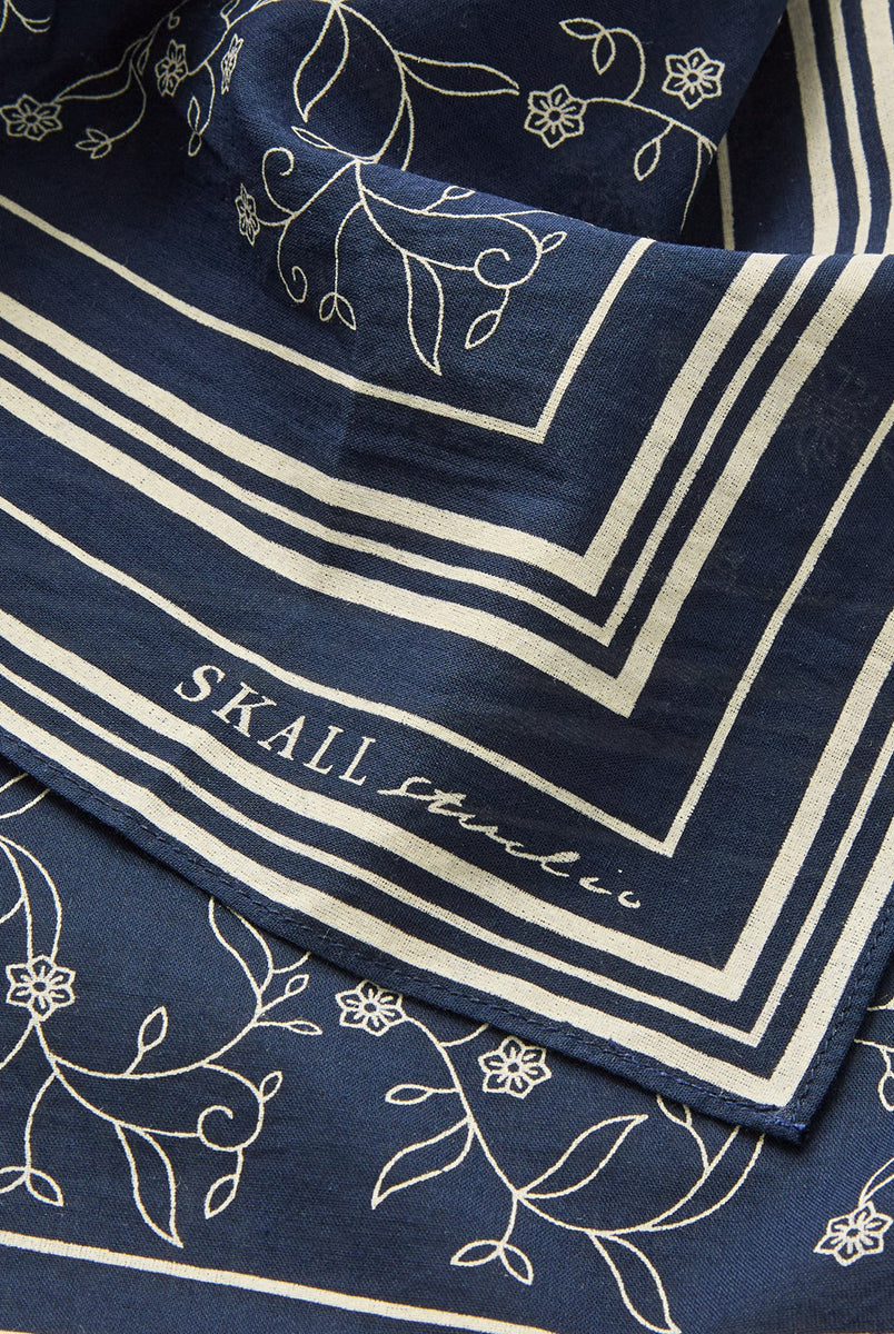 Klasyczna apaszka Skall Classic z cienkiej bawełny organicznej w drobny, roślinny print.