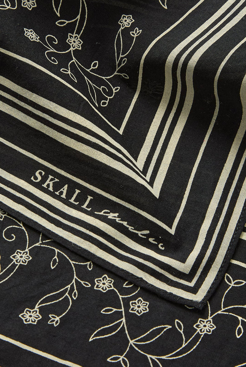 Klasyczna apaszka Skall Classic z cienkiej bawełny organicznej w drobny, roślinny print.