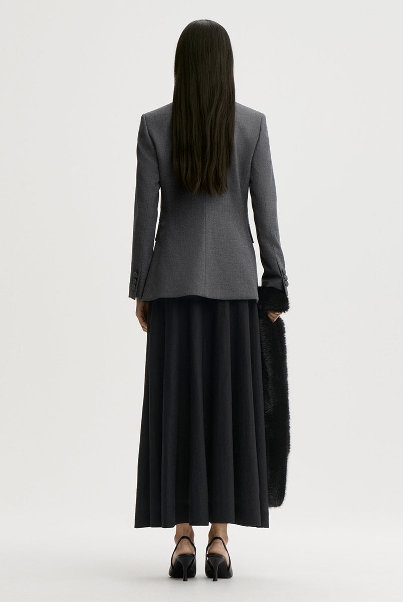 Dopasowana, jednorzędowa marynarka Claye By Malene Birger Dark Grey Melange w stylu vintage ze stójką. Zapinana na rząd drobnych, dyskretnych guzików. Fason charakteryzuje się mocno zaznaczoną, strukturalną linią ramion oraz zaokrąglonym dołem. U dołu po obu stronach umieszczono symetryczne kieszenie z klapkami, a dopasowane, proste rękawy dopełniają elegancki, formalny charakter. Posiada podszewkę i kieszeń wewnętrzną.
-Jednorzędowy fason
-Kontrastowa stójka
-Dopasowany krój