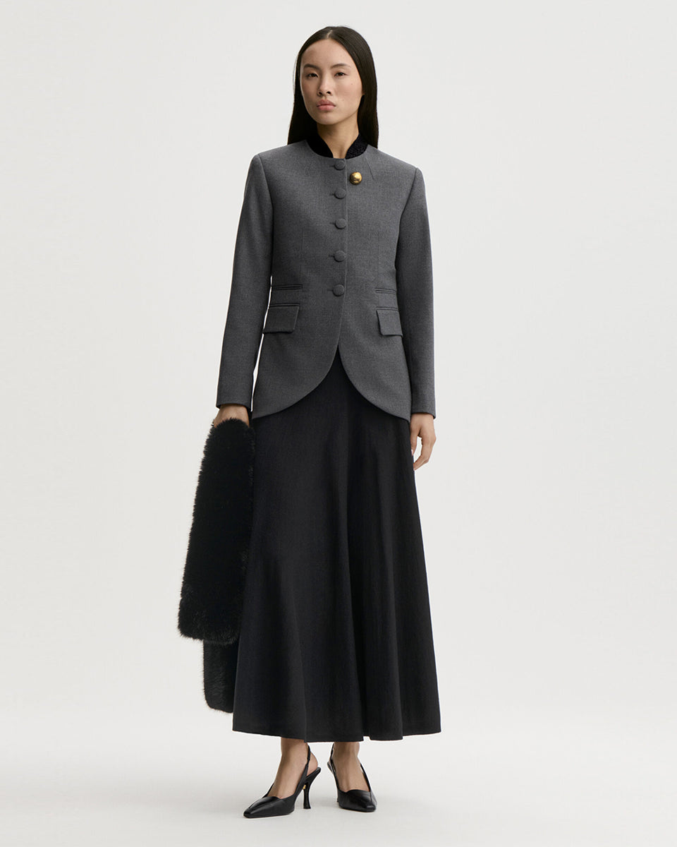 Dopasowana, jednorzędowa marynarka Claye By Malene Birger Dark Grey Melange w stylu vintage ze stójką. Zapinana na rząd drobnych, dyskretnych guzików. Fason charakteryzuje się mocno zaznaczoną, strukturalną linią ramion oraz zaokrąglonym dołem. U dołu po obu stronach umieszczono symetryczne kieszenie z klapkami, a dopasowane, proste rękawy dopełniają elegancki, formalny charakter. Posiada podszewkę i kieszeń wewnętrzną.
-Jednorzędowy fason
-Kontrastowa stójka
-Dopasowany krój
