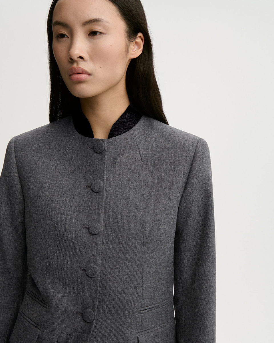 Dopasowana, jednorzędowa marynarka Claye By Malene Birger Dark Grey Melange w stylu vintage ze stójką. Zapinana na rząd drobnych, dyskretnych guzików. Fason charakteryzuje się mocno zaznaczoną, strukturalną linią ramion oraz zaokrąglonym dołem. U dołu po obu stronach umieszczono symetryczne kieszenie z klapkami, a dopasowane, proste rękawy dopełniają elegancki, formalny charakter. Posiada podszewkę i kieszeń wewnętrzną.
-Jednorzędowy fason
-Kontrastowa stójka
-Dopasowany krój