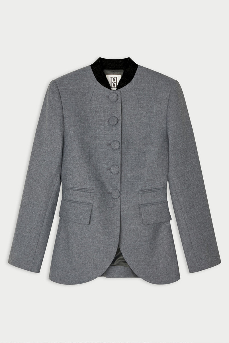 Dopasowana, jednorzędowa marynarka Claye By Malene Birger Dark Grey Melange w stylu vintage ze stójką. Zapinana na rząd drobnych, dyskretnych guzików. Fason charakteryzuje się mocno zaznaczoną, strukturalną linią ramion oraz zaokrąglonym dołem. U dołu po obu stronach umieszczono symetryczne kieszenie z klapkami, a dopasowane, proste rękawy dopełniają elegancki, formalny charakter. Posiada podszewkę i kieszeń wewnętrzną.
-Jednorzędowy fason
-Kontrastowa stójka
-Dopasowany krój