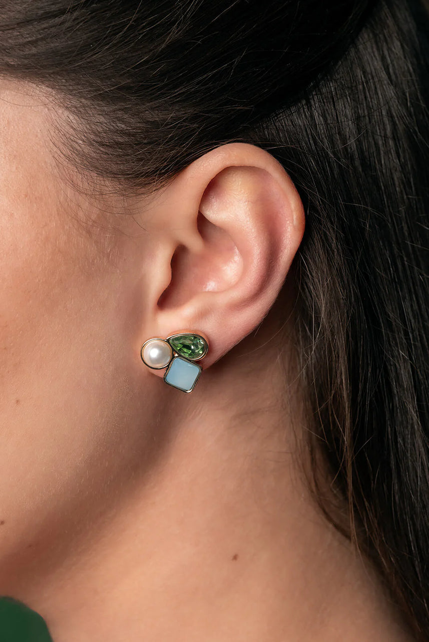 Geometryczne kolczyki Clemence Studs marki Olive&Piper z asymetryczną kompozycją trzech różnych elementów: okrągłej masy perłowej, kwadratowego kamienia w błękitnym odcieniu oraz lśniącej cyrkonii w kształcie zielonej łezki. Zapinane na sztyft.
Hipoalergiczne. Bez niklu.
Kolczyki nie podlegają zwrotowi ani wymianie ze względów higienicznych.