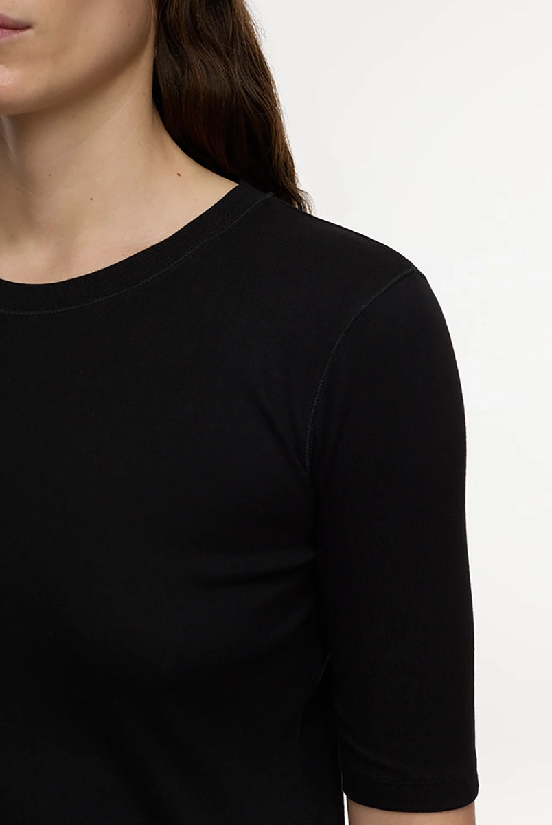 Czarny, przylegający t-shirt 95025 z krótkimi, wąskimi rękawami o długości do łokci i z okrągłym dekoltem.