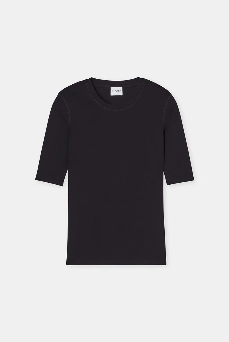 Czarny, przylegający t-shirt 95025 z krótkimi, wąskimi rękawami o długości do łokci i z okrągłym dekoltem.
