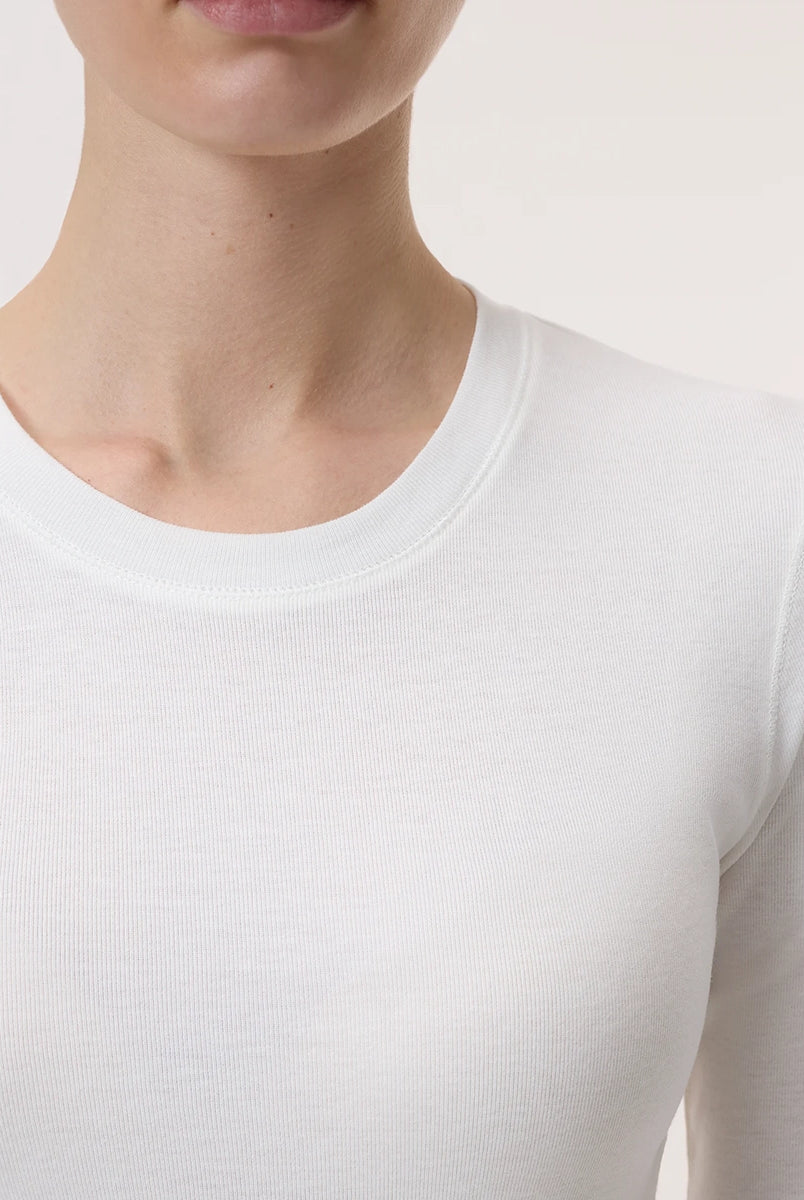 Przylegający t-shirt w kolorze złamanej bieli 95025 z krótkimi, wąskimi rękawami o długości do łokci i z okrągłym dekoltem.