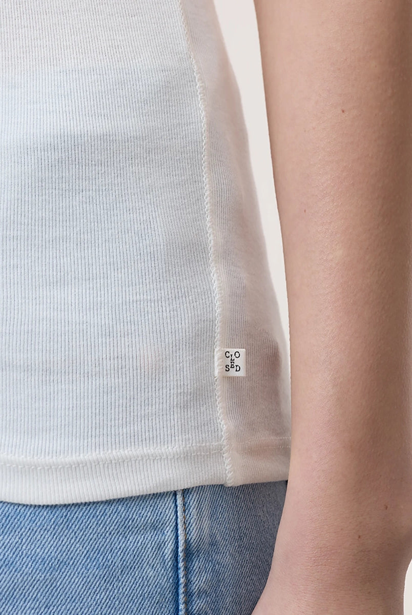 Przylegający t-shirt w kolorze złamanej bieli 95025 z krótkimi, wąskimi rękawami o długości do łokci i z okrągłym dekoltem.