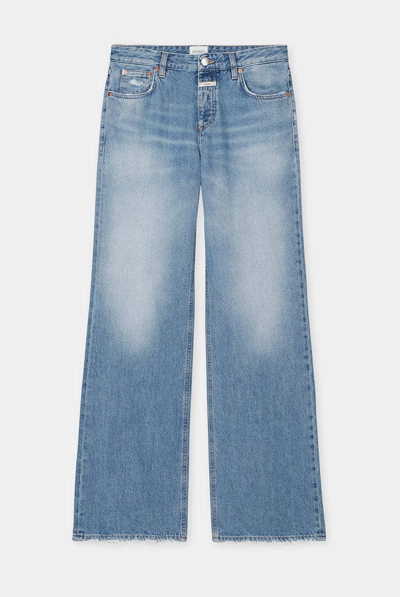 Niebieskie jeansy w wytarciami Gillan 22564 CLOSED ze średnim stanem i luźną, długą rozszerzaną u dołu nogawką. Przylegające w biodrach. Posiadają pięć kieszeni. Przy rozporku mają niewielką, charakterystyczną naszywkę z logo marki