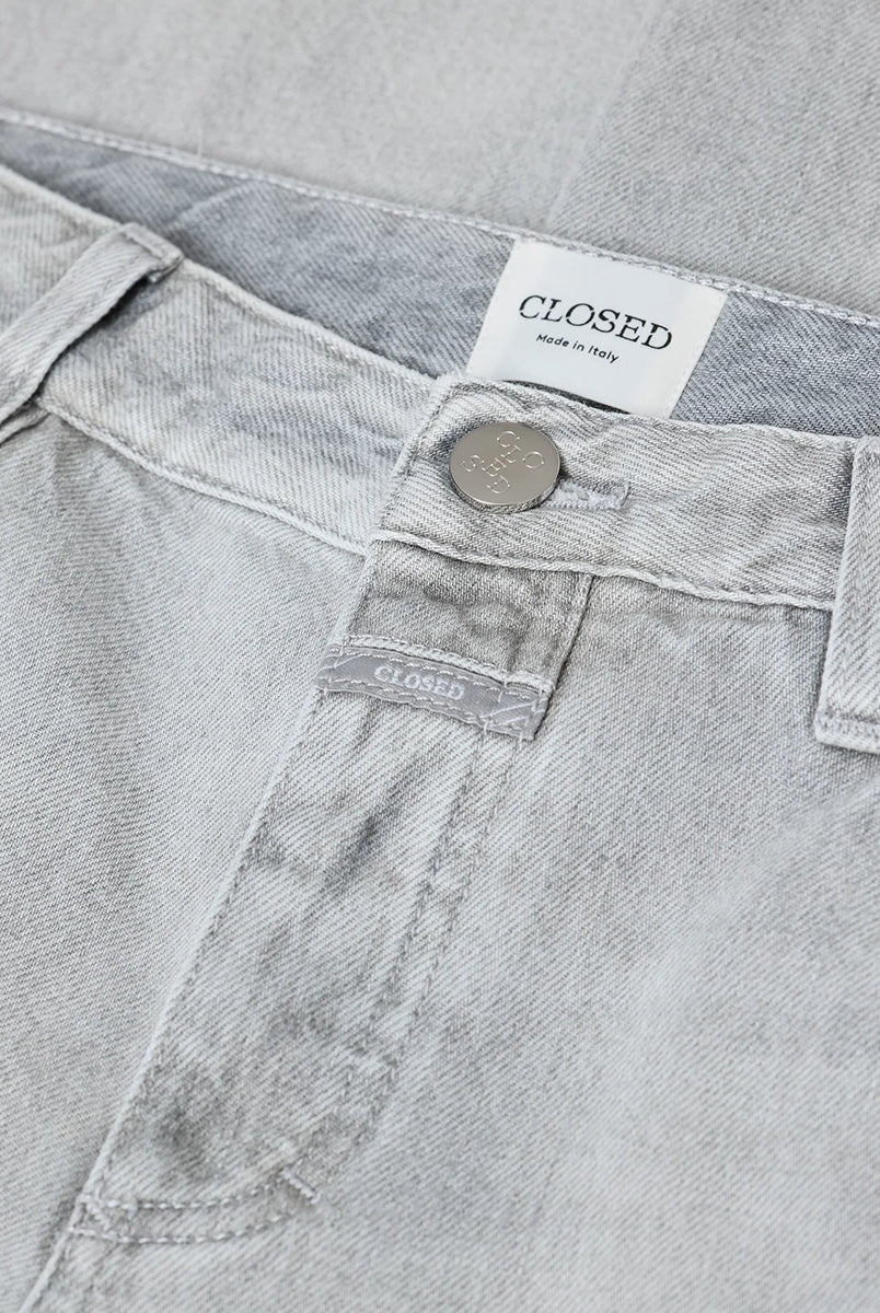 Szare jeansy Gillan 22564 CLOSED ze średnim stanem i luźną, długą rozszerzaną u dołu nogawką. Przylegające w biodrach. Posiadają pięć kieszeni. Zapinane na zamek błyskawiczny i guzik.