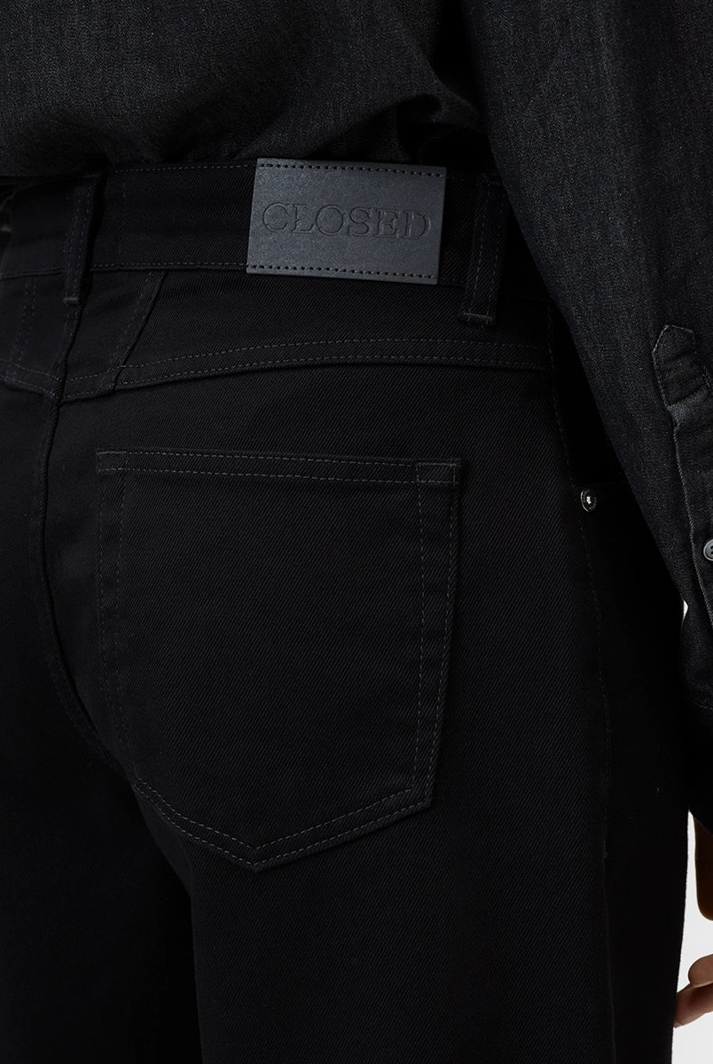 Klasyczne, czarne jeansy Jayla CLOSED ze średnim stanem i szeroką, prostą nogawką. Posiadają 5 kieszeni. Wykonane z włoskiego denimu ze streczem, który gwarantuje niesamowity komfort noszenia. Spodnie zostały uszyte z materiału barwionego metodą stay-black, który gwarantuje utrzymanie głębokiego koloru nawet po wielu praniach. To model idealny na co dzień. Świetnie sprawdzi się też w bardziej eleganckich stylizacjach np. w połączeniu z botkami na obcasie, koszulą i marynarką. -Średni stan -Szeroka nogawka -