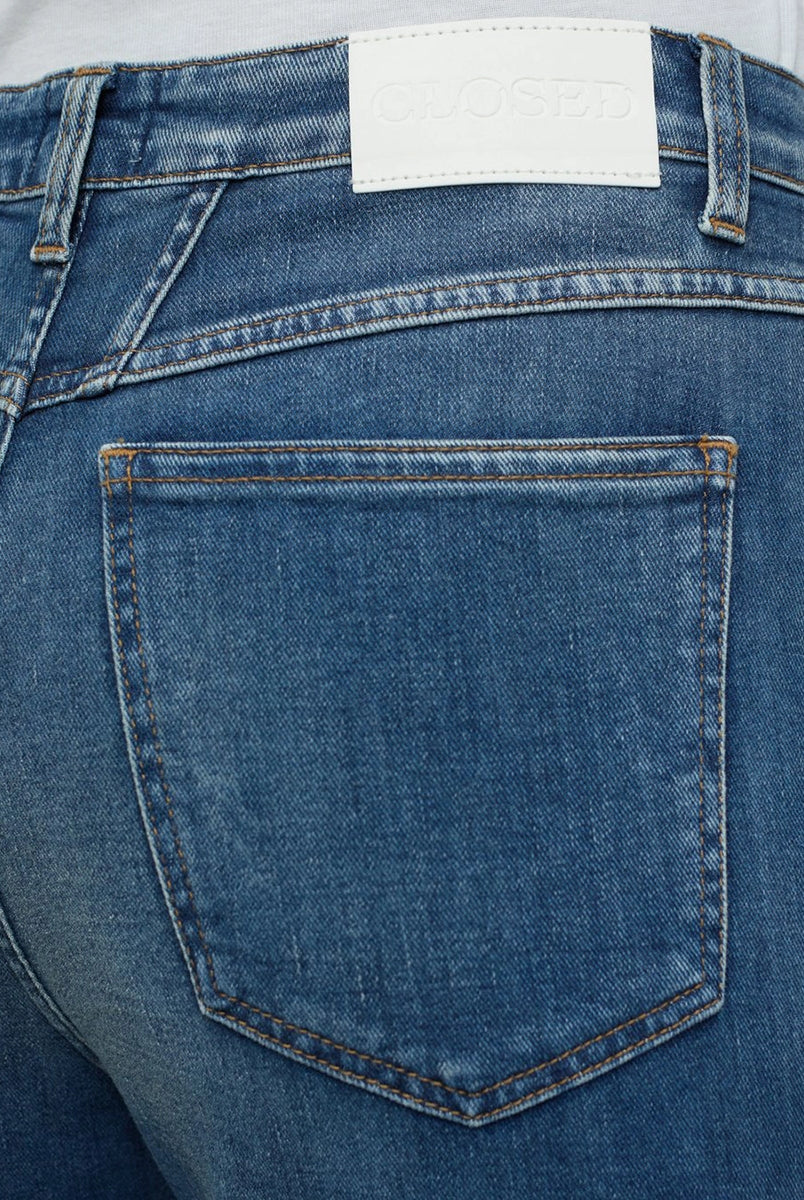 Granatowe jeansy Jaylen CLOSED z wysokim stanem o przylegającym fasonie. Posiadają wąską, rozszerzającą się u dołu nogawkę z rozcięciami przy kostkach