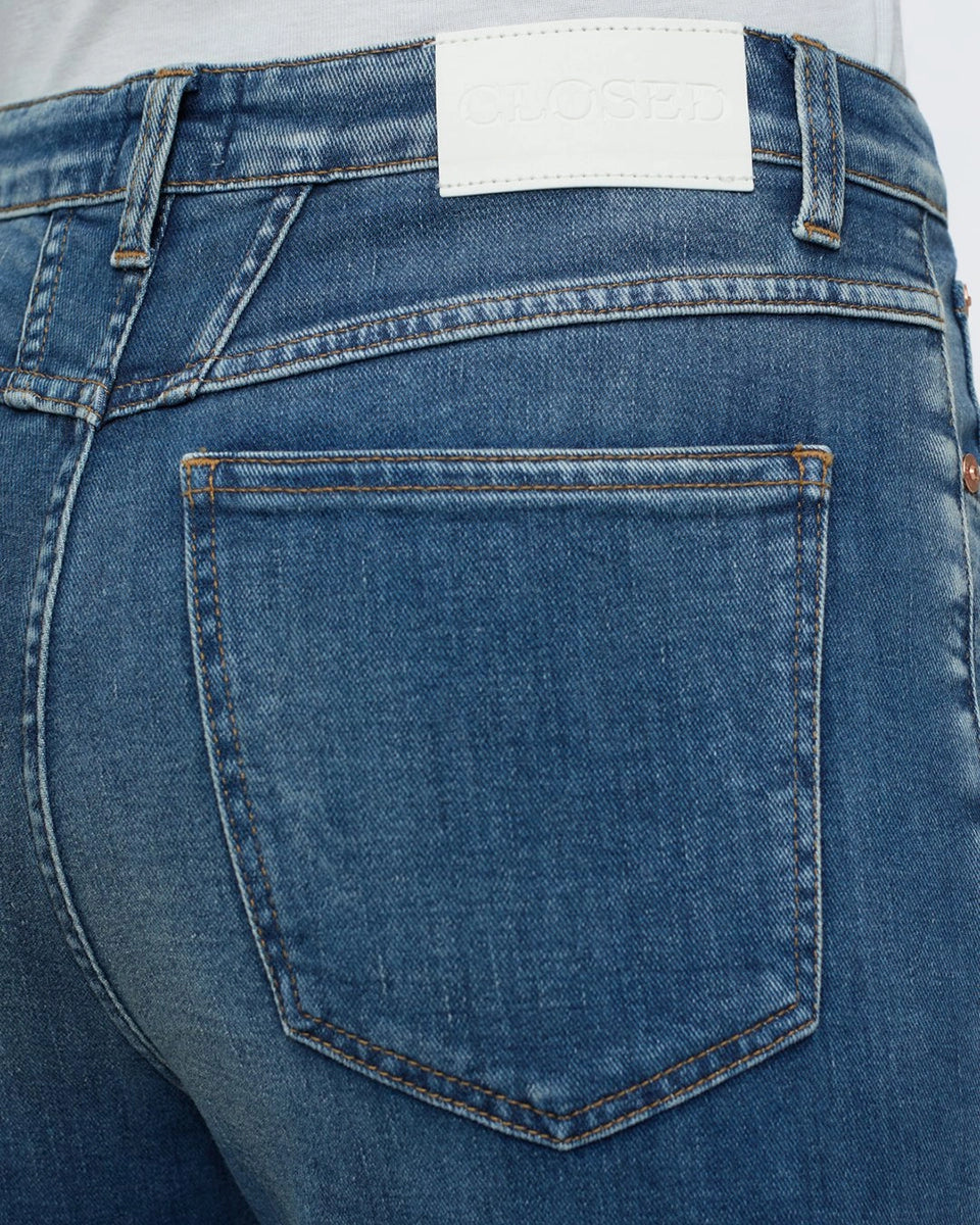 Granatowe jeansy Jaylen CLOSED z wysokim stanem o przylegającym fasonie. Posiadają wąską, rozszerzającą się u dołu nogawkę z rozcięciami przy kostkach