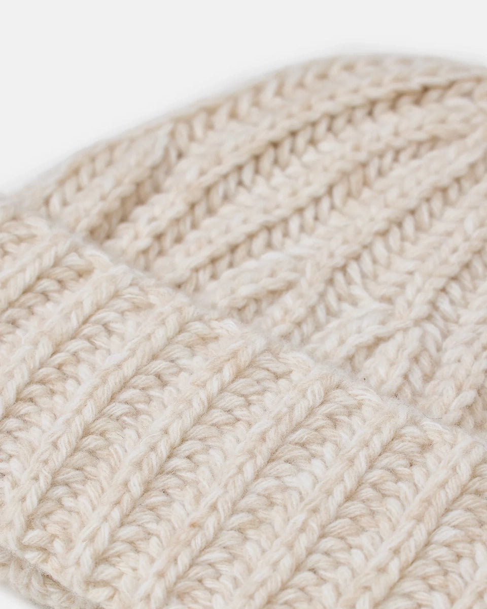 Kremowa, gruba, wywijana czapka beanie Knitted CLOSED z prążkowaną fakturą. Wykonana w 100% z wełny.