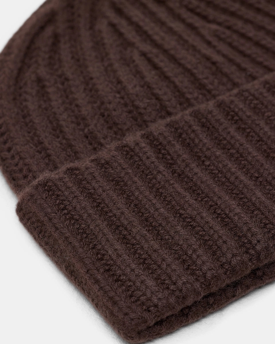 Brązowa, gruba, wywijana czapka beanie Knitted CLOSED z prążkowaną fakturą. Wykonana w 100% z wełny.