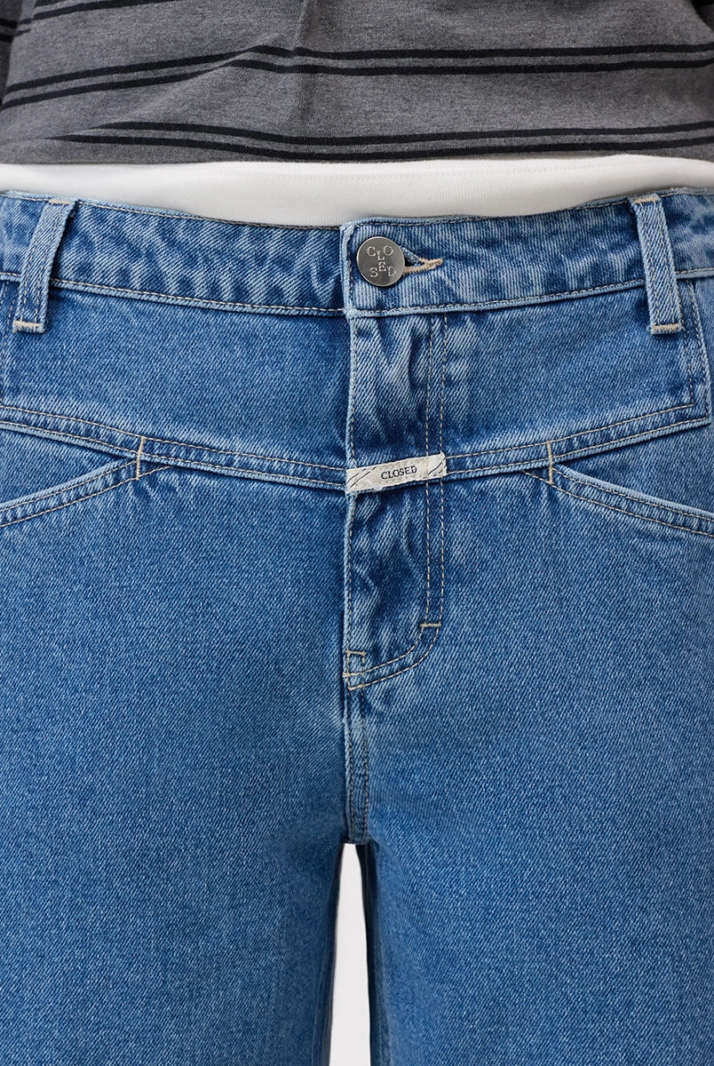 Luźne, niebieskie jeansy Stover-X CLOSED ze średnim stanem, skróconą, lekko zaokrągloną nogawką i charakterystycznym dla marki wzorem kieszeni X-pocket. Wykonane ze świetnej jakości, miękkiego denimu z domieszką streczu, który gwarantuje niesamowity komfort noszenia. Wyprodukowano we Włoszech. -Średni stan -Skrócona nogawka -Zamów w swoim standardowym rozmiarze